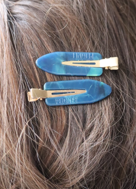 PEIGNÉE es una empresa familiar de accesorios para el cabello, nacida de un recuerdo sencillo y tierno. 2