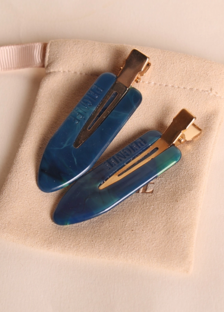 PEIGNÉE es una empresa familiar de accesorios para el cabello, nacida de un recuerdo sencillo y tierno.