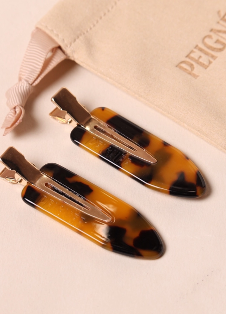 PEIGNÉE es una empresa familiar de accesorios para el cabello, nacida de un recuerdo sencillo y tierno.