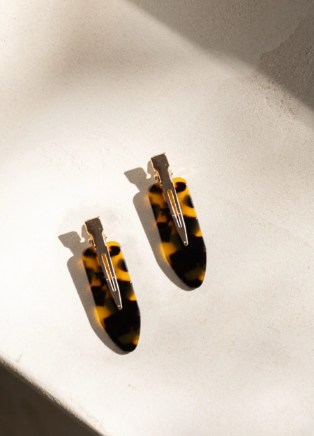 PEIGNÉE es una empresa familiar de accesorios para el cabello, nacida de un recuerdo sencillo y tierno. 2