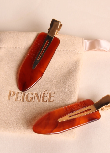 PEIGNÉE es una empresa familiar de accesorios para el cabello, nacida de un recuerdo sencillo y tierno.
