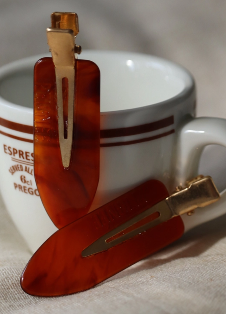 PEIGNÉE es una empresa familiar de accesorios para el cabello, nacida de un recuerdo sencillo y tierno. 2