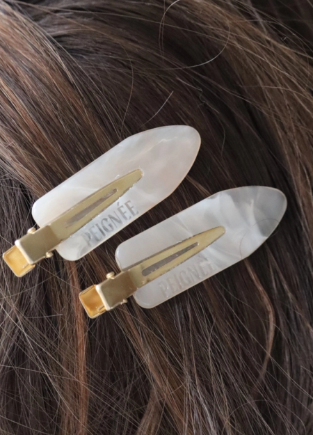 PEIGNÉE es una empresa familiar de accesorios para el cabello, nacida de un recuerdo sencillo y tierno. 2