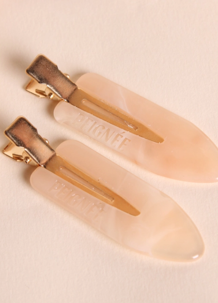 PEIGNÉE es una empresa familiar de accesorios para el cabello, nacida de un recuerdo sencillo y tierno.