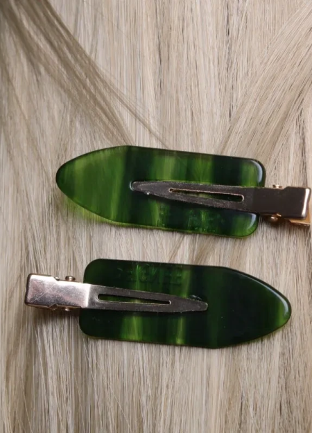 PEIGNÉE es una empresa familiar de accesorios para el cabello, nacida de un recuerdo sencillo y tierno. 2