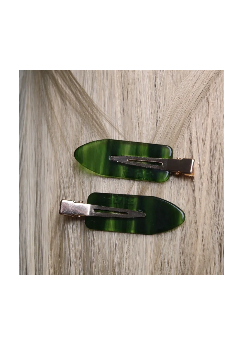 PEIGNÉE es una empresa familiar de accesorios para el cabello, nacida de un recuerdo sencillo y tierno.