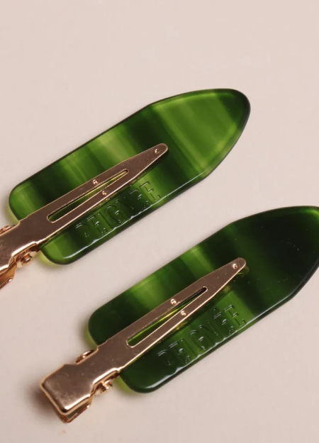 PEIGNÉE es una empresa familiar de accesorios para el cabello, nacida de un recuerdo sencillo y tierno.