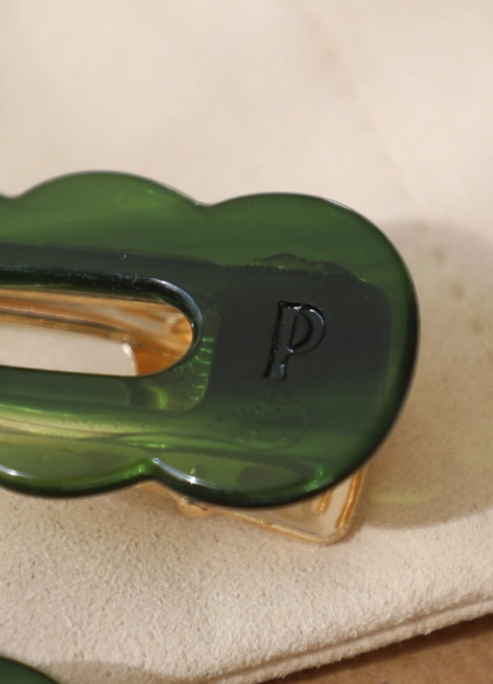 PEIGNÉE es una empresa familiar de accesorios para el cabello, nacida de un recuerdo sencillo y tierno. 2