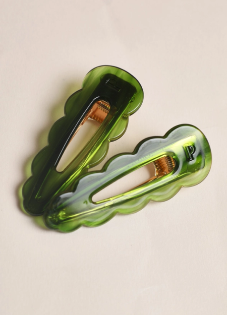 PEIGNÉE es una empresa familiar de accesorios para el cabello, nacida de un recuerdo sencillo y tierno.