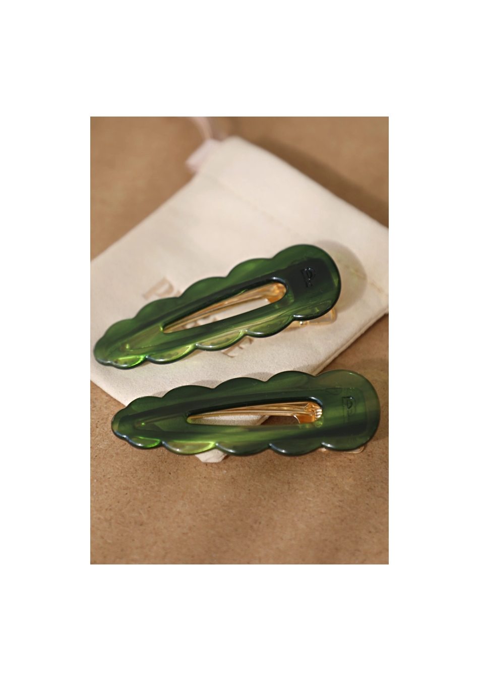 PEIGNÉE es una empresa familiar de accesorios para el cabello, nacida de un recuerdo sencillo y tierno.