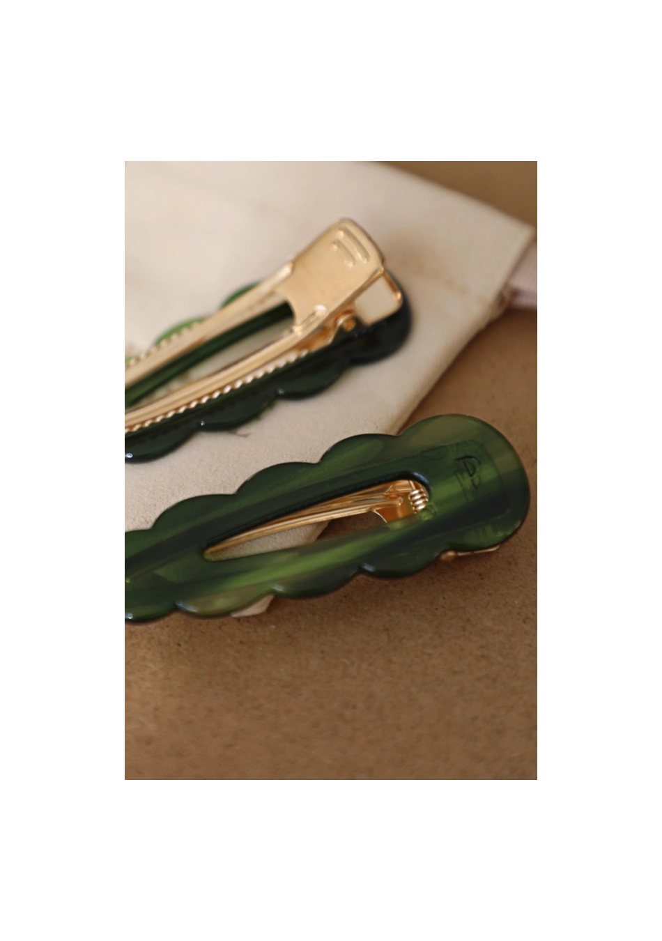 PEIGNÉE es una empresa familiar de accesorios para el cabello, nacida de un recuerdo sencillo y tierno.