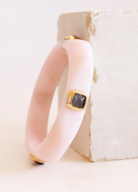 ÉMOLO es una marca de bisutería artesanal sostenible, hecha a mano en El Palmar, Murcia, con materiales premium y producción loc