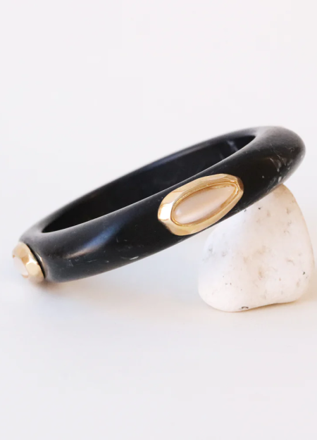 ÉMOLO es una marca de bisutería artesanal sostenible, hecha a mano en El Palmar, Murcia, con materiales premium y producción loc