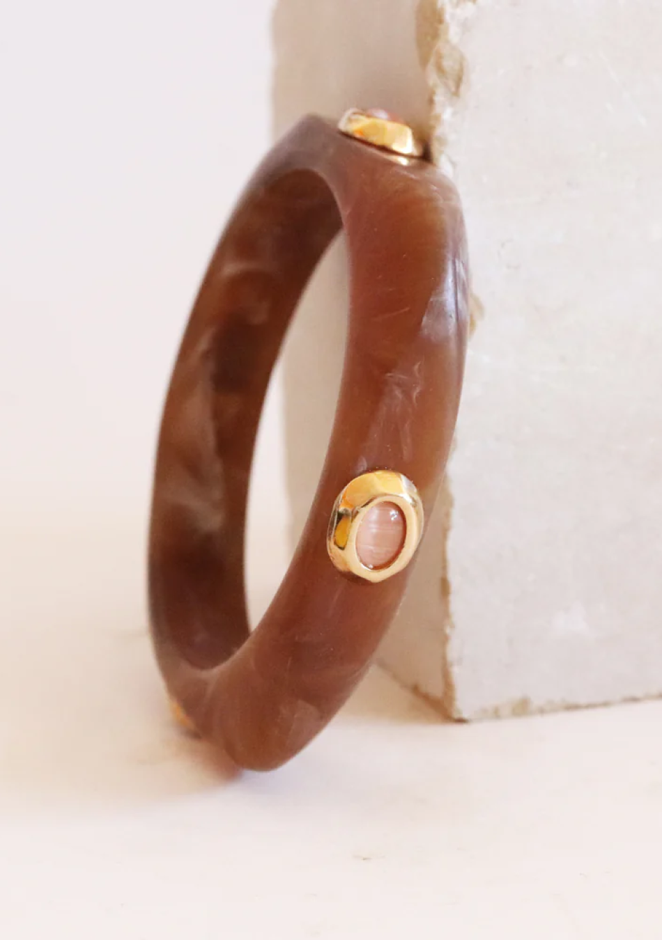 ÉMOLO es una marca de bisutería artesanal sostenible, hecha a mano en El Palmar, Murcia, con materiales premium y producción loc