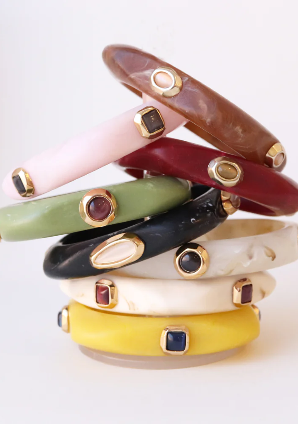 ÉMOLO es una marca de bisutería artesanal sostenible, hecha a mano en El Palmar, Murcia, con materiales premium y producción loc