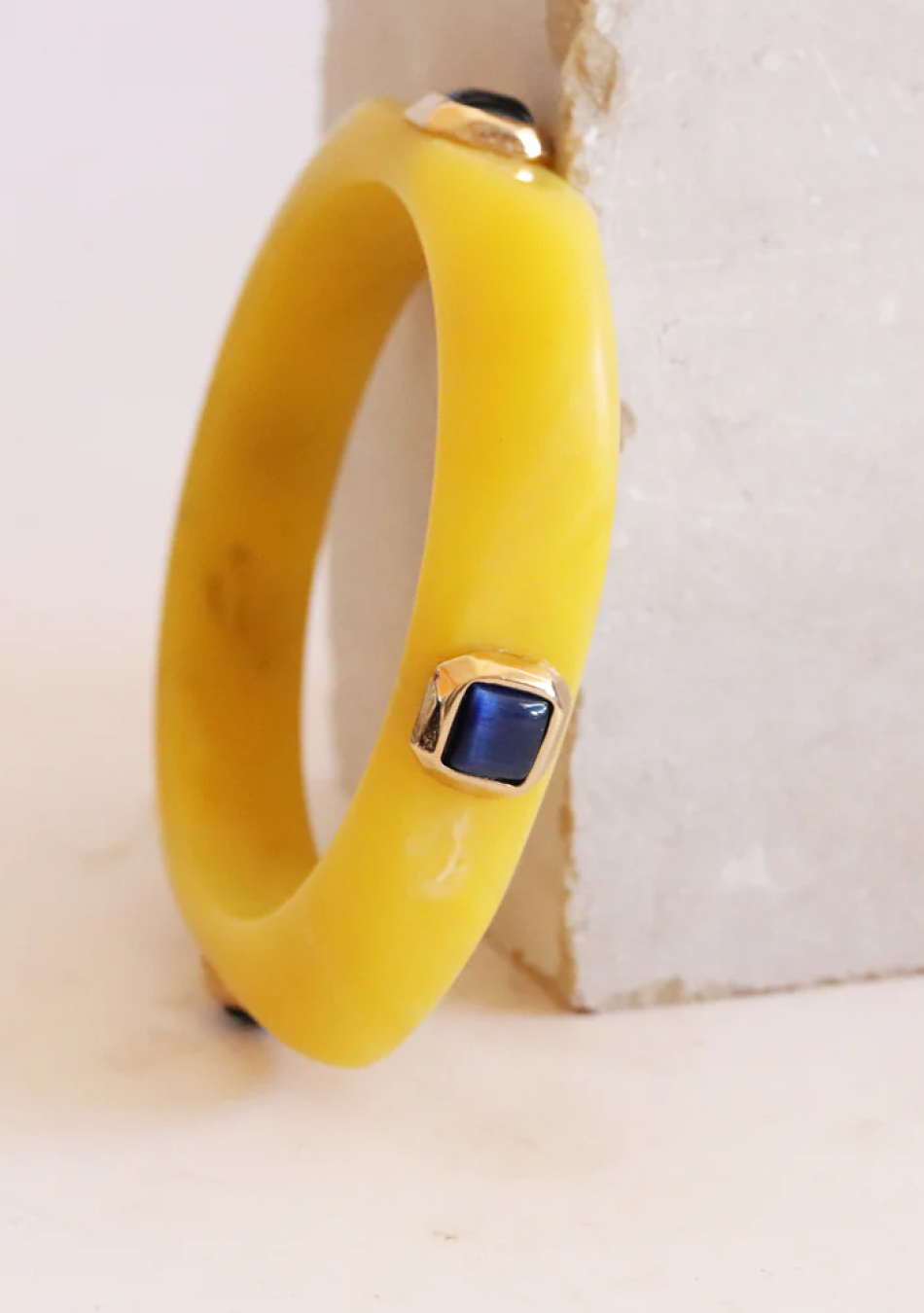 ÉMOLO es una marca de bisutería artesanal sostenible, hecha a mano en El Palmar, Murcia, con materiales premium y producción loc