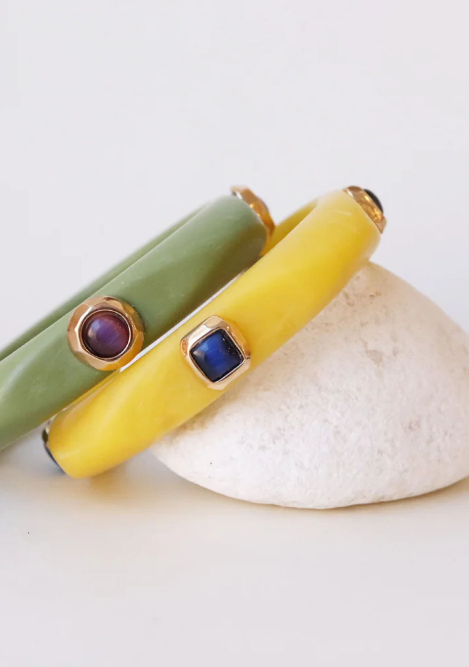 ÉMOLO es una marca de bisutería artesanal sostenible, hecha a mano en El Palmar, Murcia, con materiales premium y producción loc