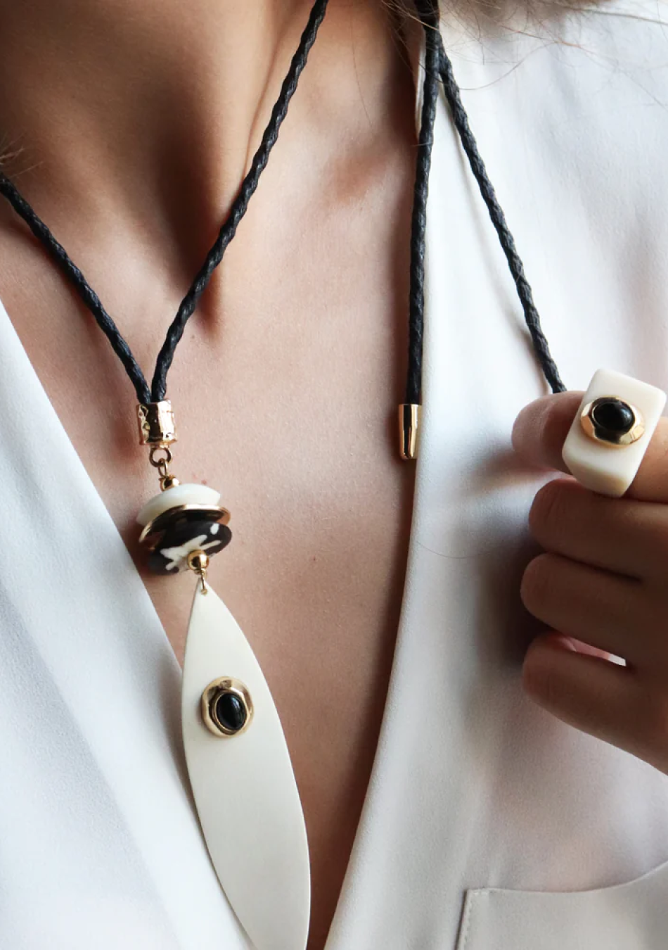 ÉMOLO es una marca de bisutería artesanal sostenible, hecha a mano en El Palmar, Murcia, con materiales premium y producción loc