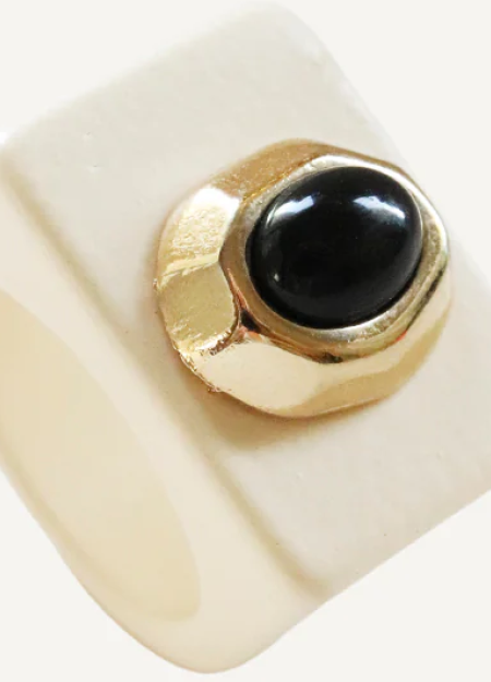 ÉMOLO es una marca de bisutería artesanal sostenible, hecha a mano en El Palmar, Murcia, con materiales premium y producción loc 2