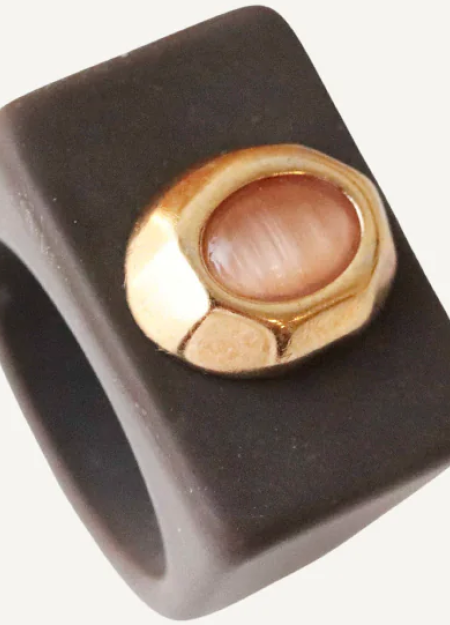 ÉMOLO es una marca de bisutería artesanal sostenible, hecha a mano en El Palmar, Murcia, con materiales premium y producción loc 2