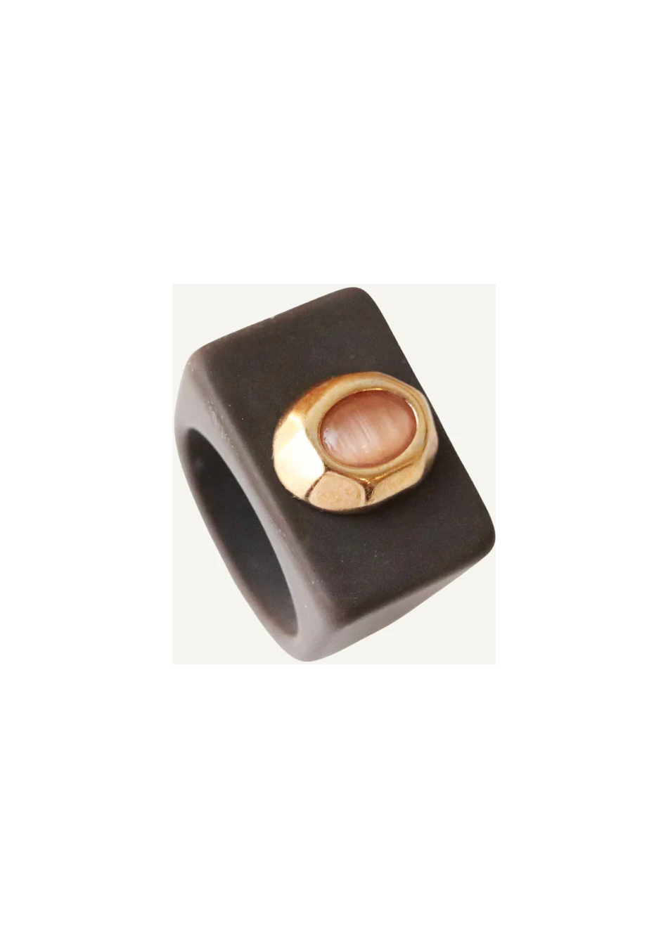 ÉMOLO es una marca de bisutería artesanal sostenible, hecha a mano en El Palmar, Murcia, con materiales premium y producción loc