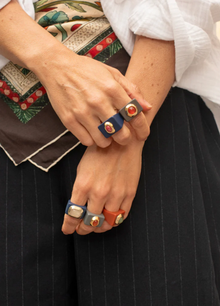 ÉMOLO es una marca de bisutería artesanal sostenible, hecha a mano en El Palmar, Murcia, con materiales premium y producción loc