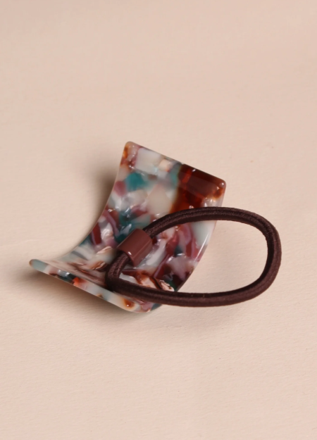 PEIGNÉE es una empresa familiar de accesorios para el cabello, nacida de un recuerdo sencillo y tierno.