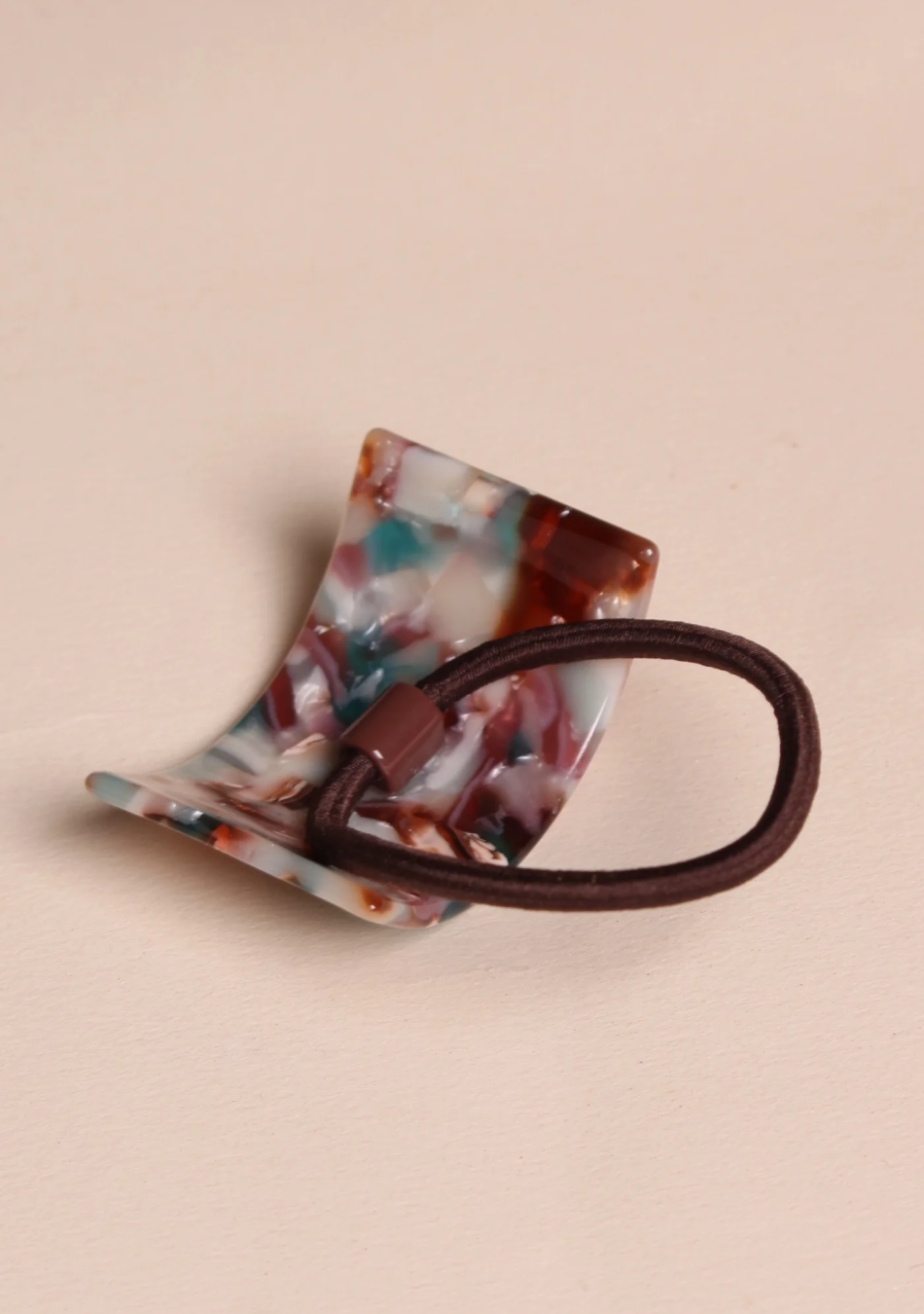 PEIGNÉE es una empresa familiar de accesorios para el cabello, nacida de un recuerdo sencillo y tierno.