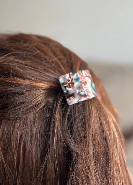 PEIGNÉE es una empresa familiar de accesorios para el cabello, nacida de un recuerdo sencillo y tierno. 2