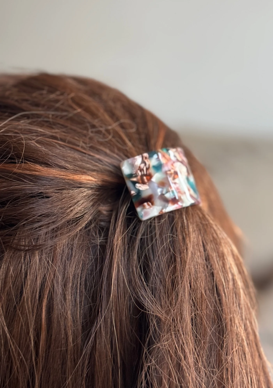 PEIGNÉE es una empresa familiar de accesorios para el cabello, nacida de un recuerdo sencillo y tierno.