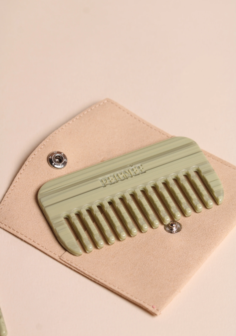 PEIGNÉE es una empresa familiar de accesorios para el cabello, nacida de un recuerdo sencillo y tierno.