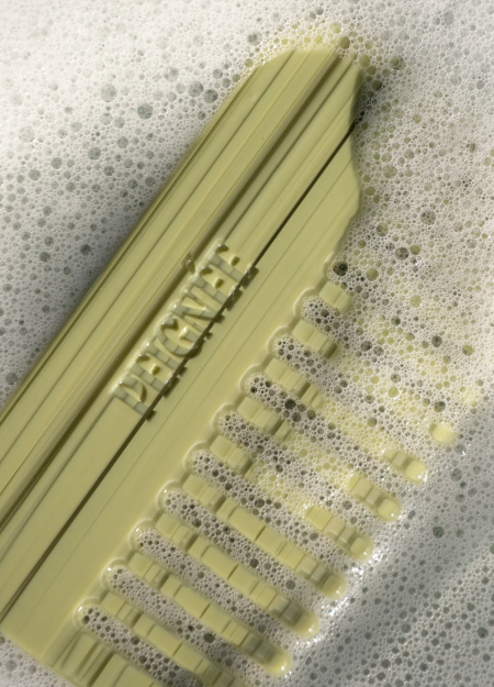 PEIGNÉE es una empresa familiar de accesorios para el cabello, nacida de un recuerdo sencillo y tierno. 2