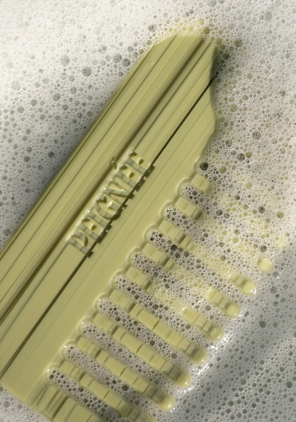 PEIGNÉE es una empresa familiar de accesorios para el cabello, nacida de un recuerdo sencillo y tierno.