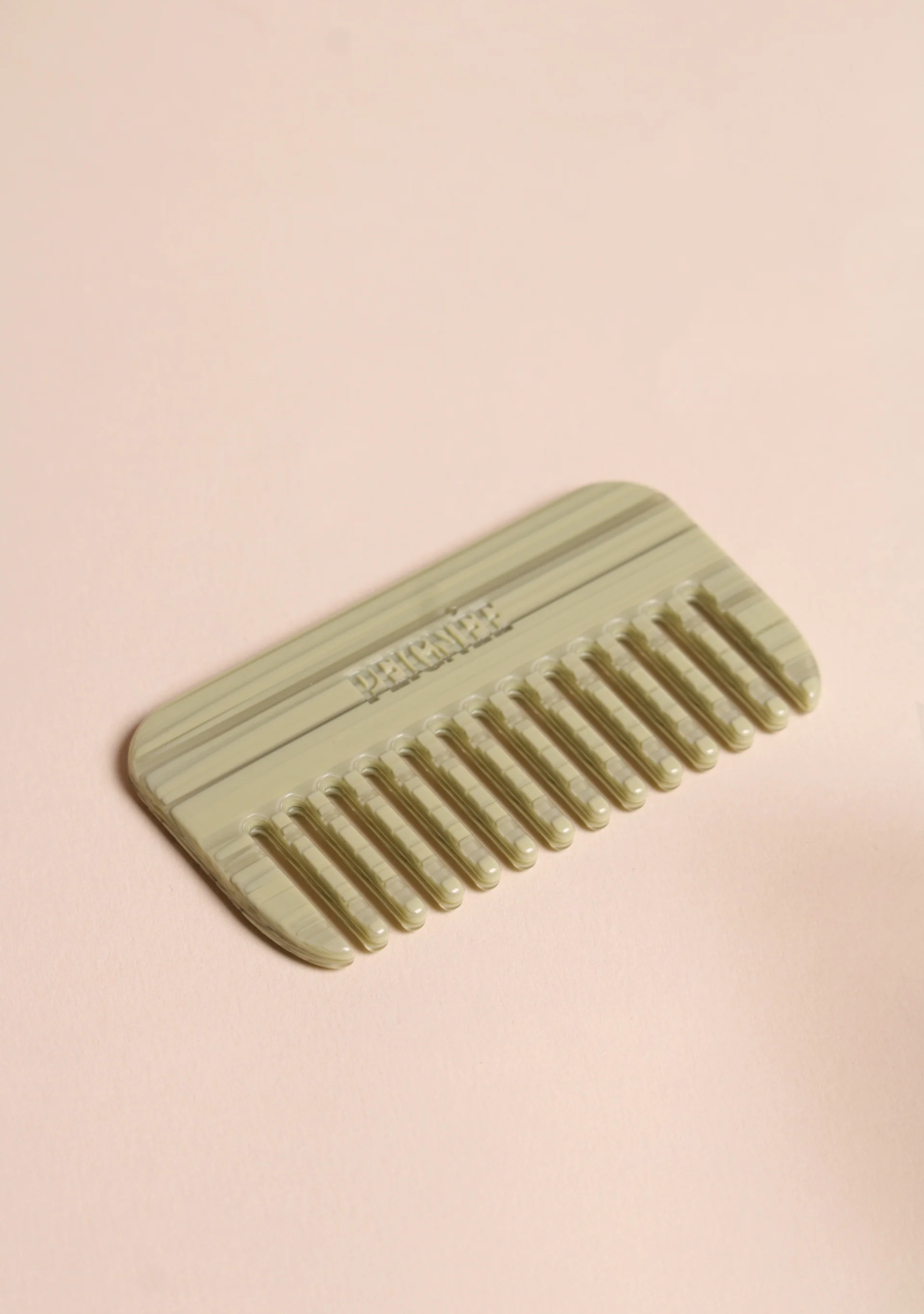 PEIGNÉE es una empresa familiar de accesorios para el cabello, nacida de un recuerdo sencillo y tierno.