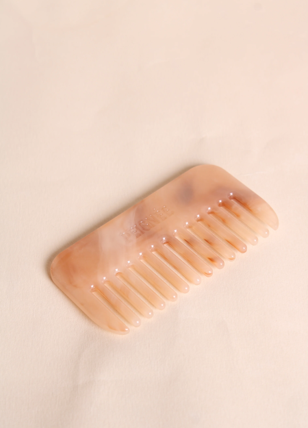 PEIGNÉE es una empresa familiar de accesorios para el cabello, nacida de un recuerdo sencillo y tierno.