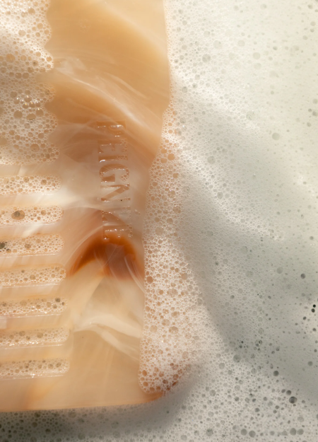 PEIGNÉE es una empresa familiar de accesorios para el cabello, nacida de un recuerdo sencillo y tierno. 2