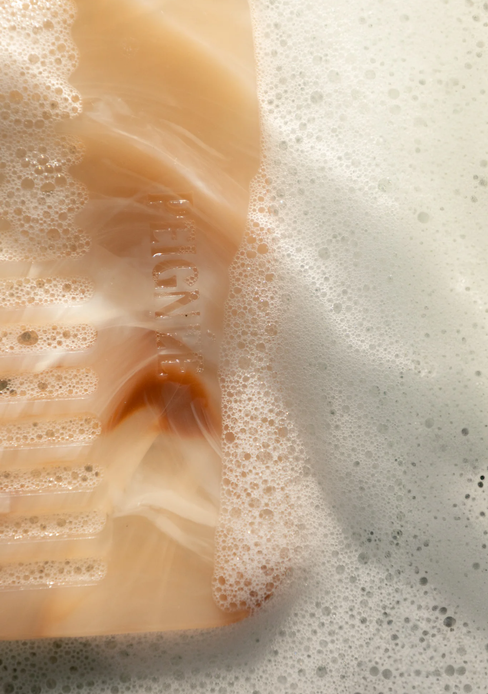 PEIGNÉE es una empresa familiar de accesorios para el cabello, nacida de un recuerdo sencillo y tierno.