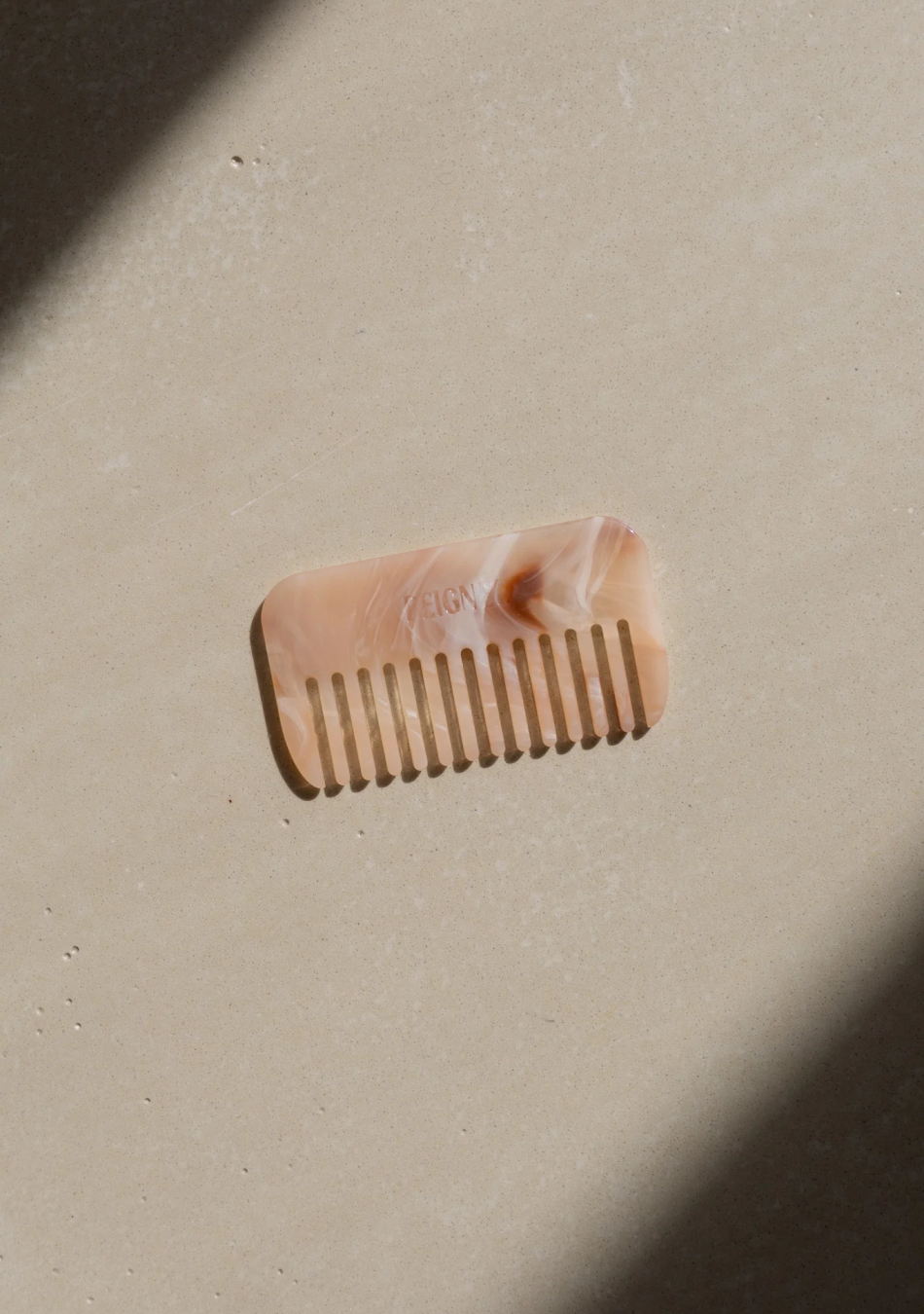 PEIGNÉE es una empresa familiar de accesorios para el cabello, nacida de un recuerdo sencillo y tierno.