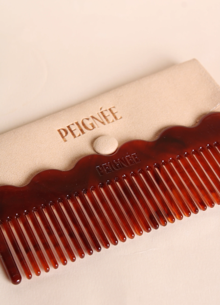 PEIGNÉE es una empresa familiar de accesorios para el cabello, nacida de un recuerdo sencillo y tierno.