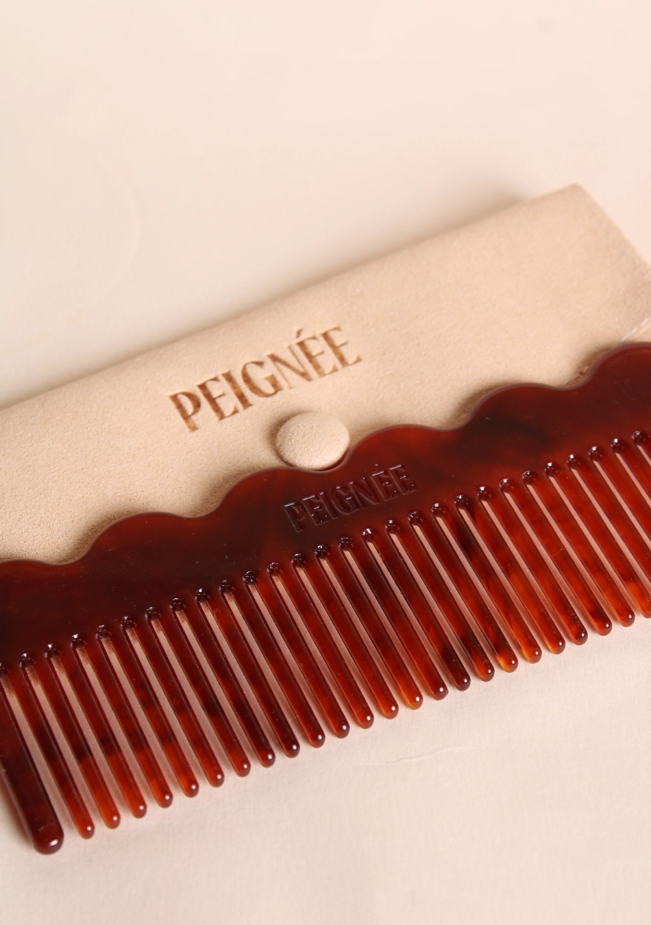 PEIGNÉE es una empresa familiar de accesorios para el cabello, nacida de un recuerdo sencillo y tierno.