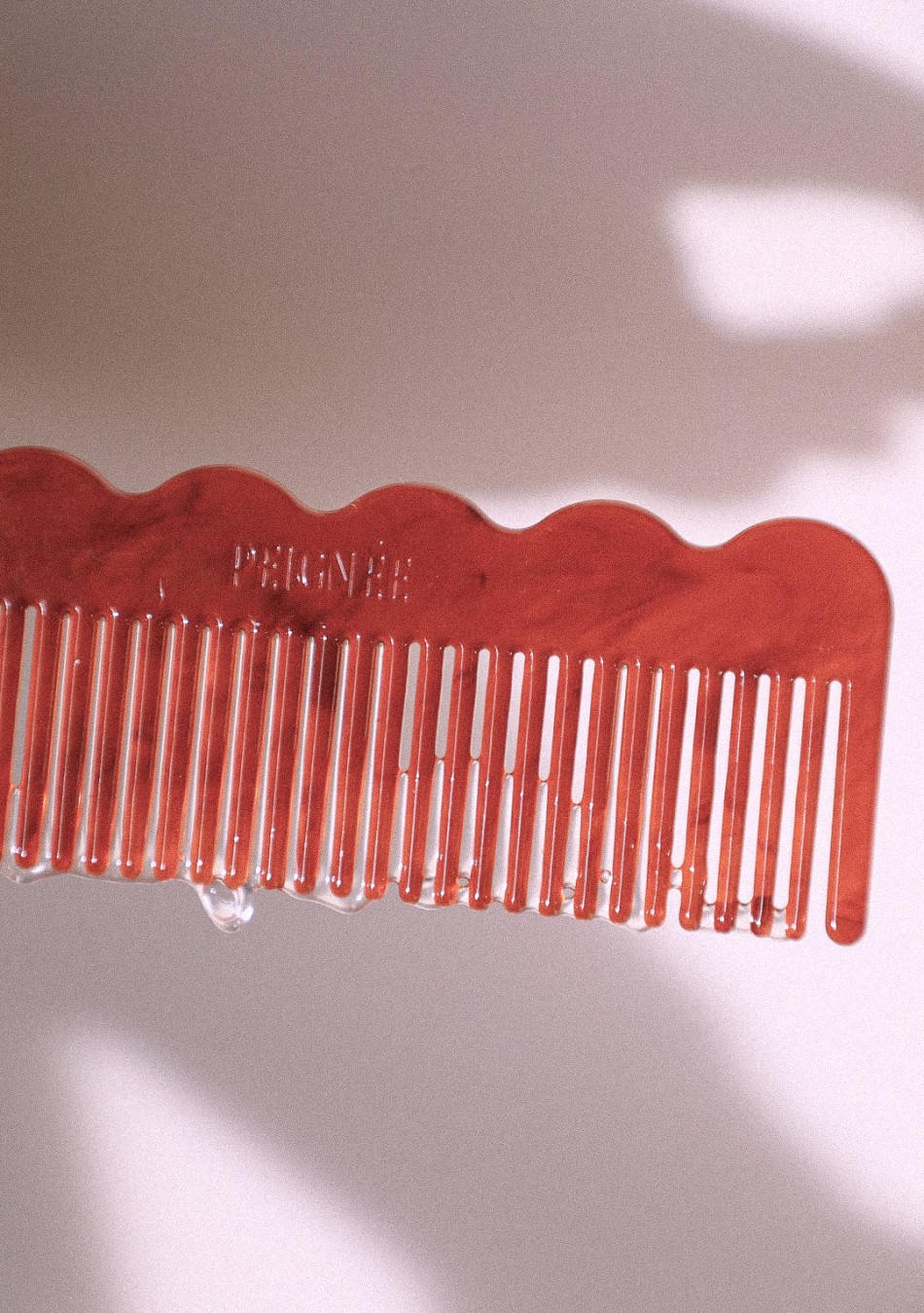 PEIGNÉE es una empresa familiar de accesorios para el cabello, nacida de un recuerdo sencillo y tierno.