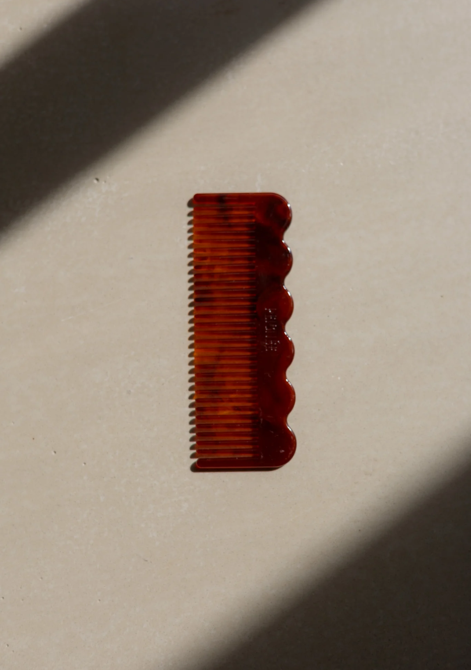 PEIGNÉE es una empresa familiar de accesorios para el cabello, nacida de un recuerdo sencillo y tierno.