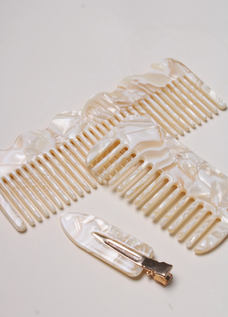 PEIGNÉE es una empresa familiar de accesorios para el cabello, nacida de un recuerdo sencillo y tierno. 2