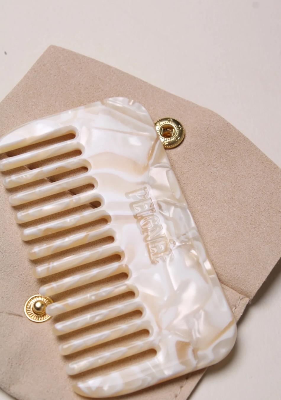 PEIGNÉE es una empresa familiar de accesorios para el cabello, nacida de un recuerdo sencillo y tierno.