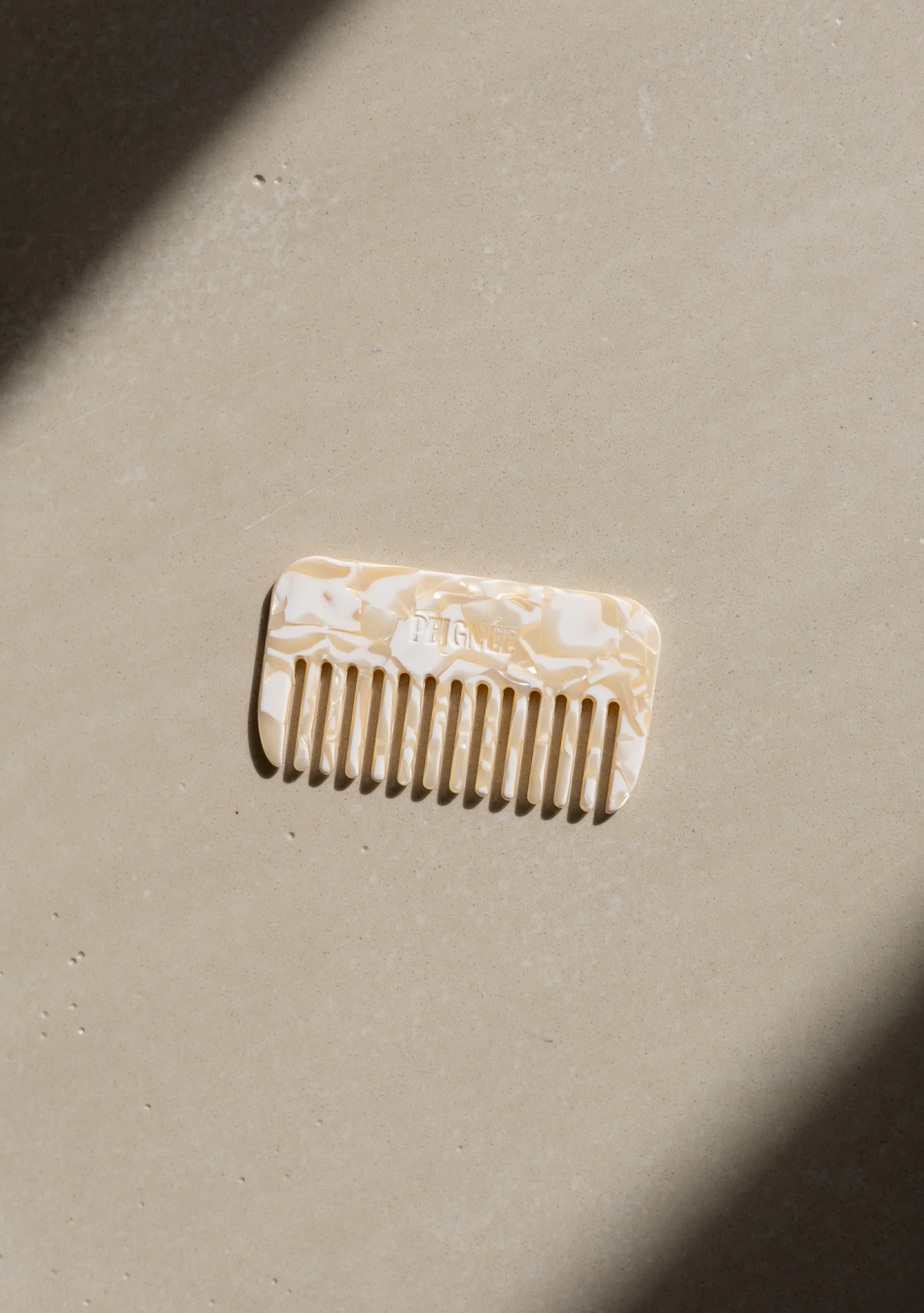 PEIGNÉE es una empresa familiar de accesorios para el cabello, nacida de un recuerdo sencillo y tierno.