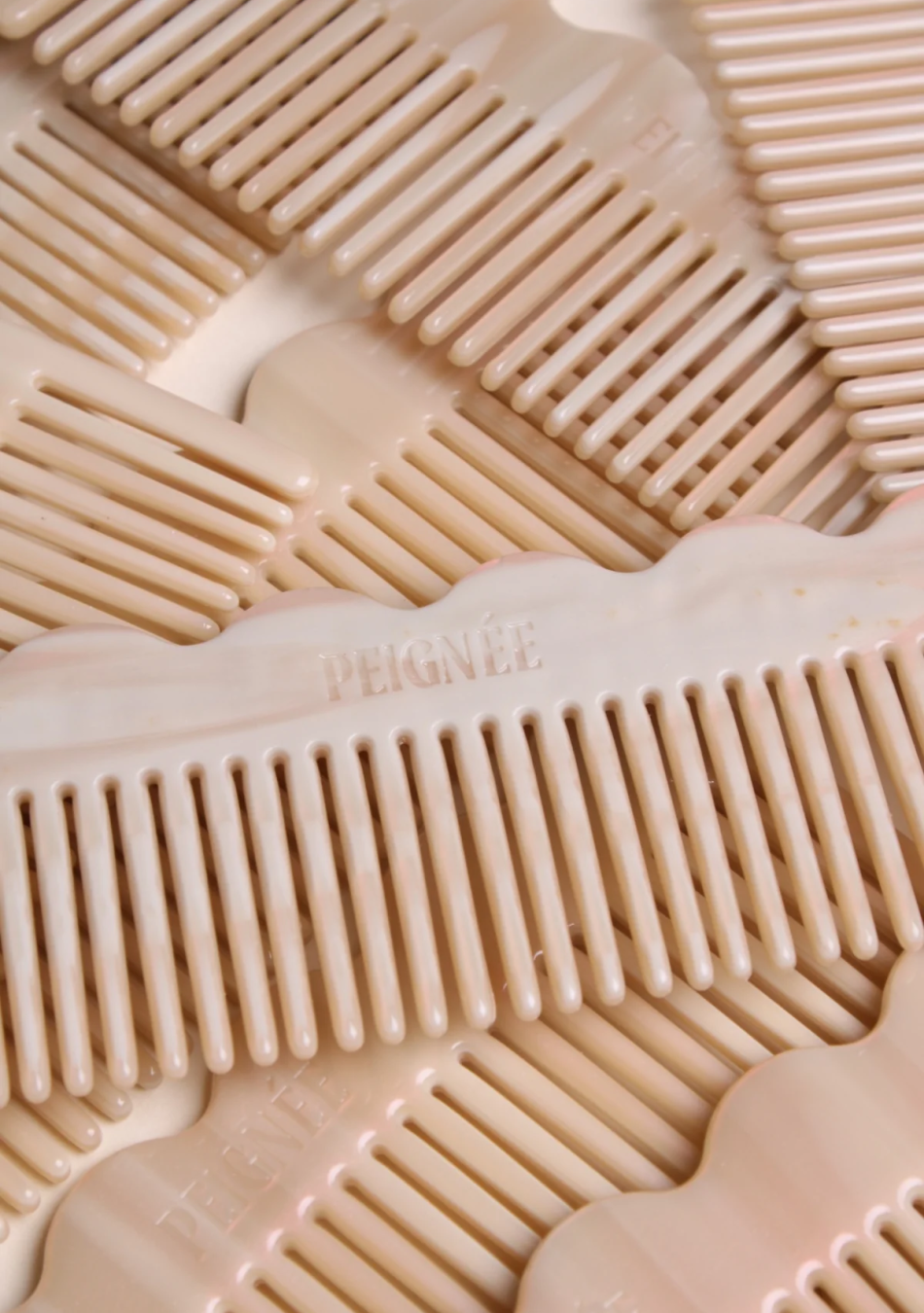 PEIGNÉE es una empresa familiar de accesorios para el cabello, nacida de un recuerdo sencillo y tierno.