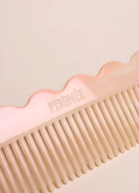 PEIGNÉE es una empresa familiar de accesorios para el cabello, nacida de un recuerdo sencillo y tierno.