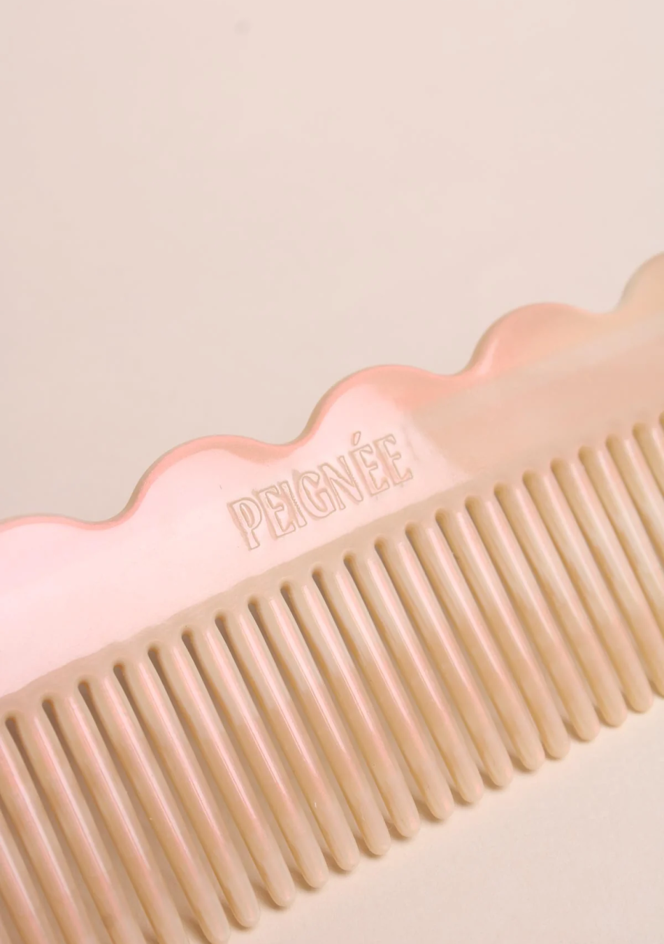 PEIGNÉE es una empresa familiar de accesorios para el cabello, nacida de un recuerdo sencillo y tierno.