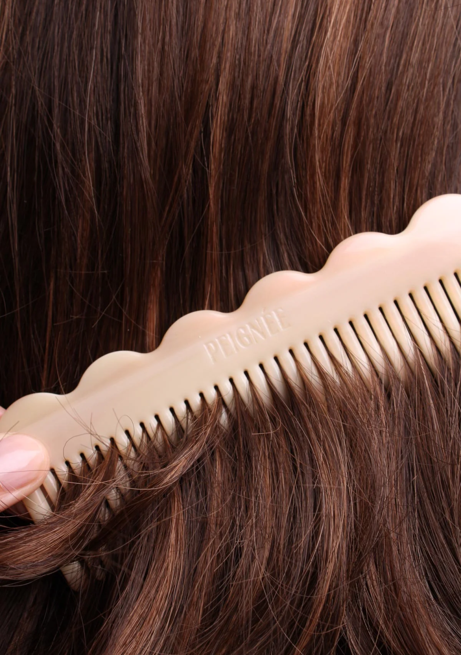 PEIGNÉE es una empresa familiar de accesorios para el cabello, nacida de un recuerdo sencillo y tierno.