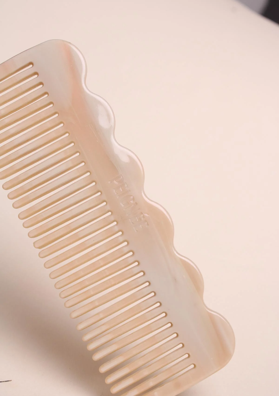 PEIGNÉE es una empresa familiar de accesorios para el cabello, nacida de un recuerdo sencillo y tierno.